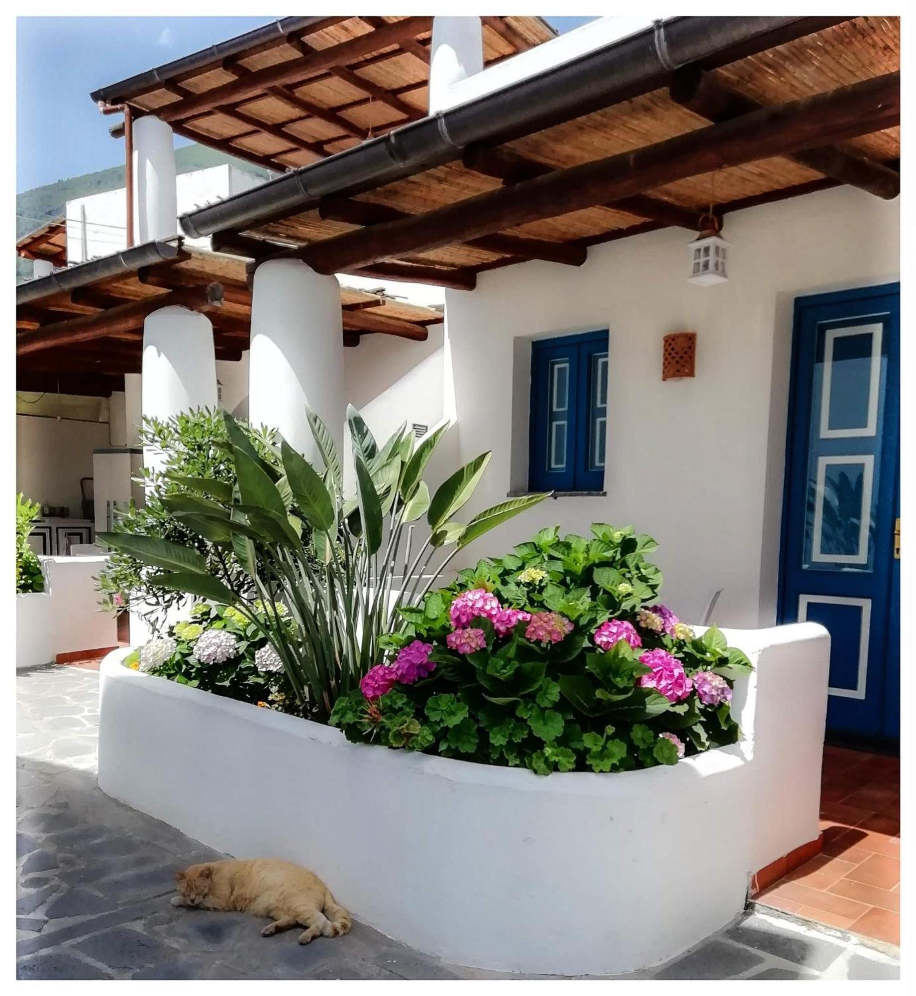 Salinarte Hotell Santa Marina Salina Rum bild